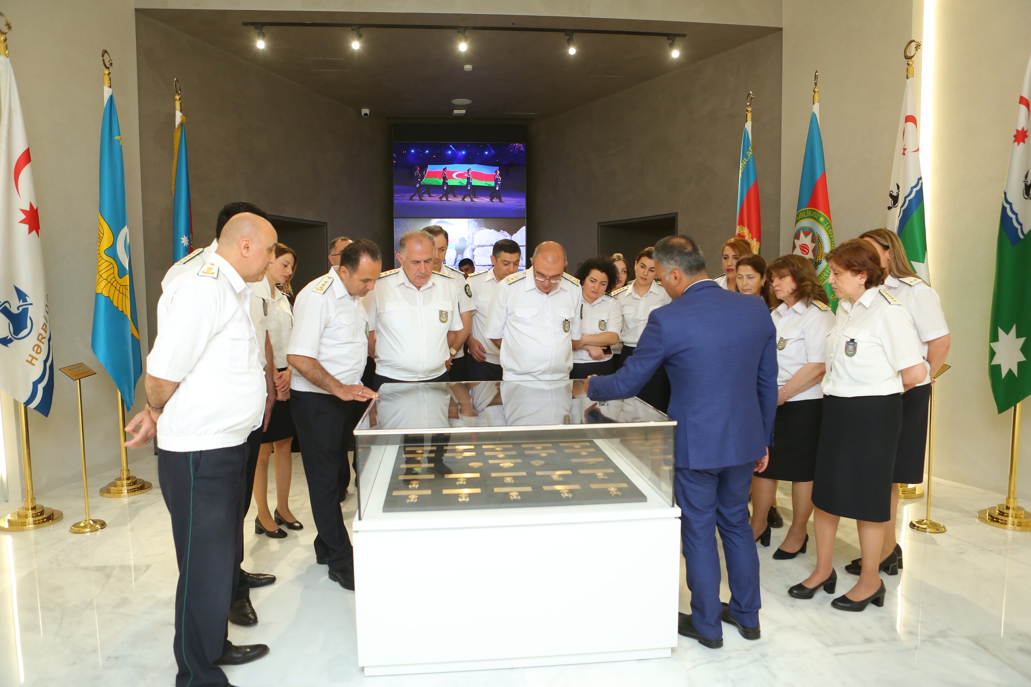  Dövlət Gömrük Komitəsi Tibbi Xidmət İdarəsinin nümayəndə heyəti Dövlət Bayrağı Muzeyində “Zəfər Qalereyası”nı ziyarət edib   