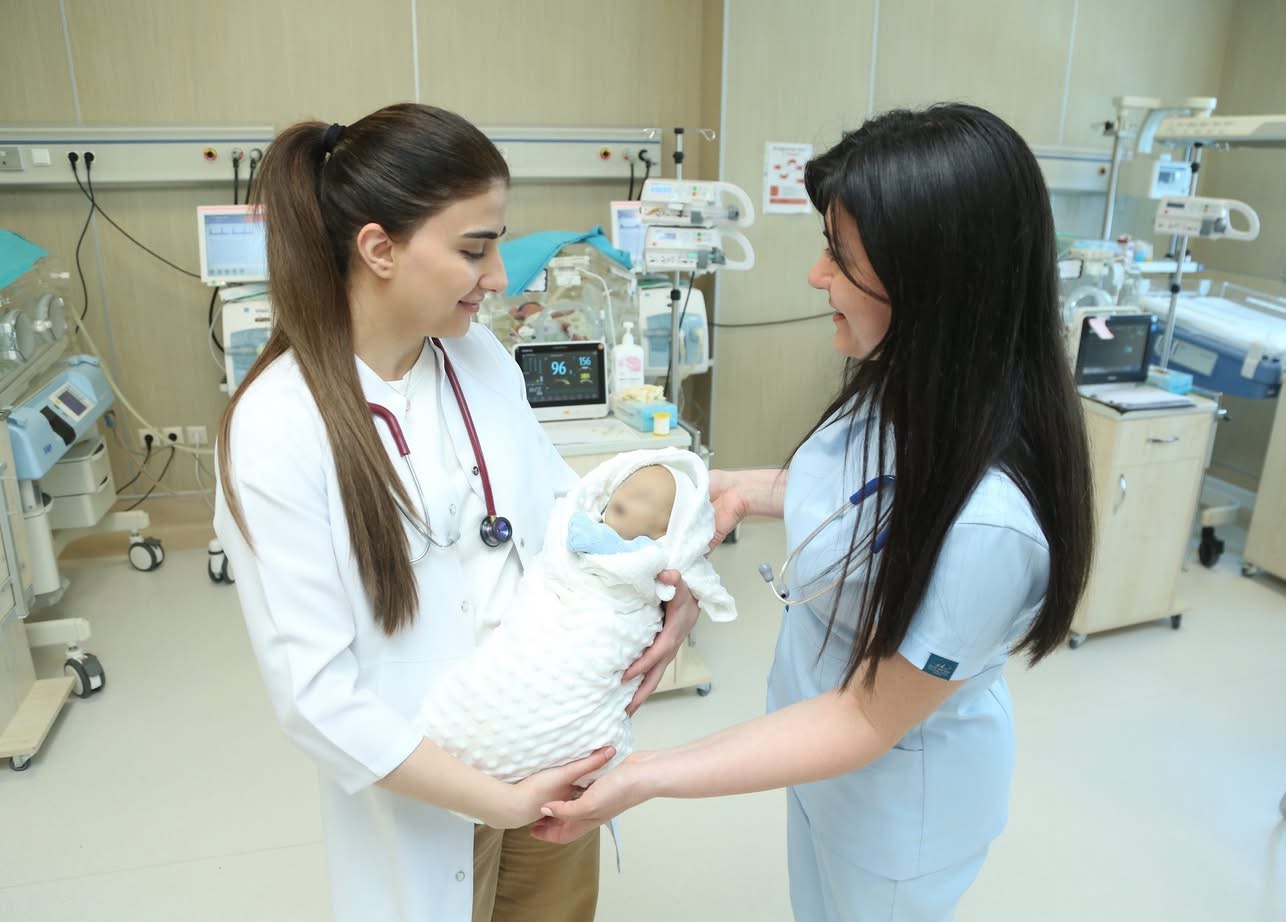 Kritik vəziyyətdə doğulan yenidoğulmuş 31 günlük müalicədən sonra sağaldı