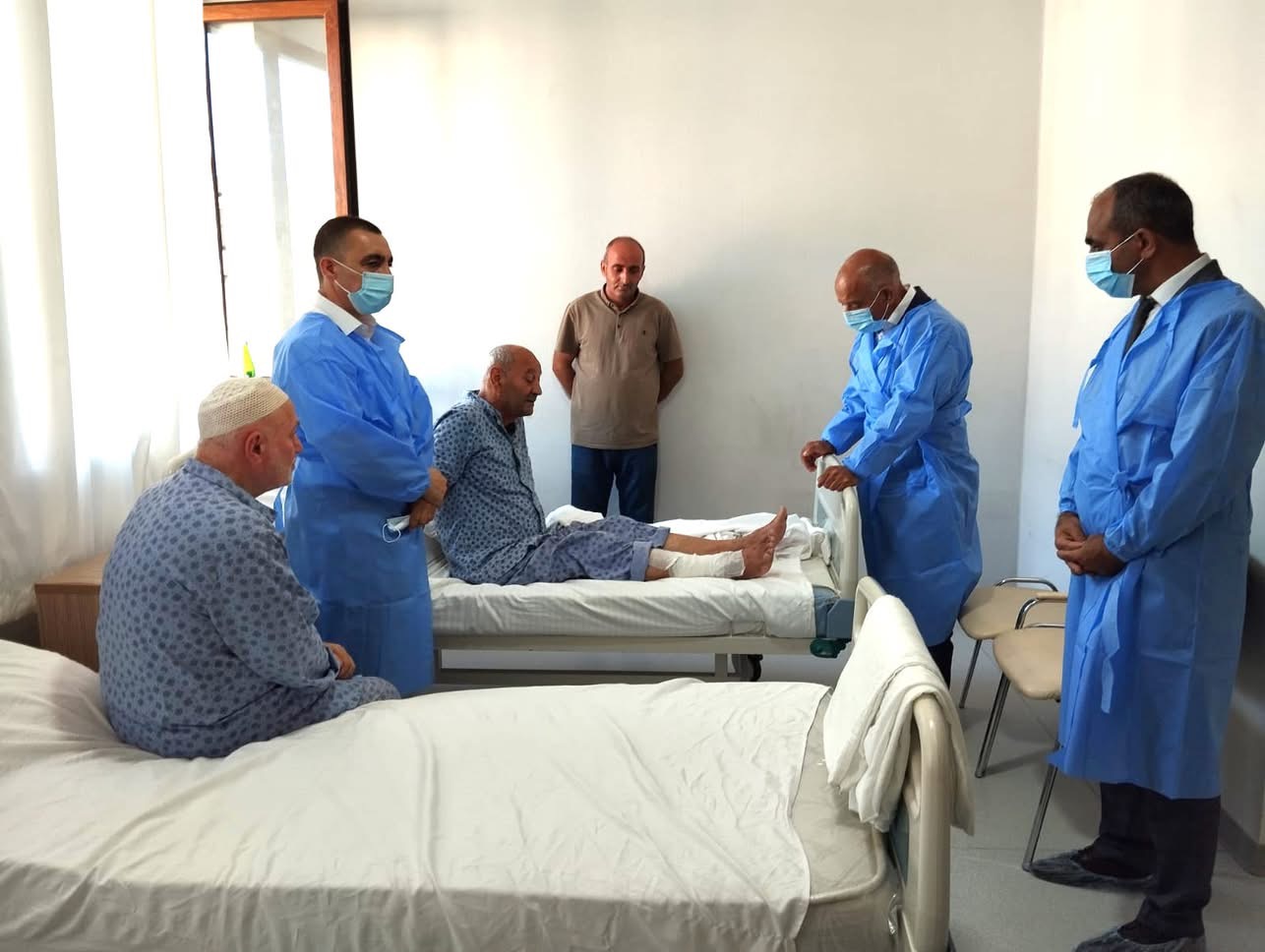 Masallı Rayon İcra Hakimiyyətinin başçısı xəstəxanada şəhid atasını ziyarət edib