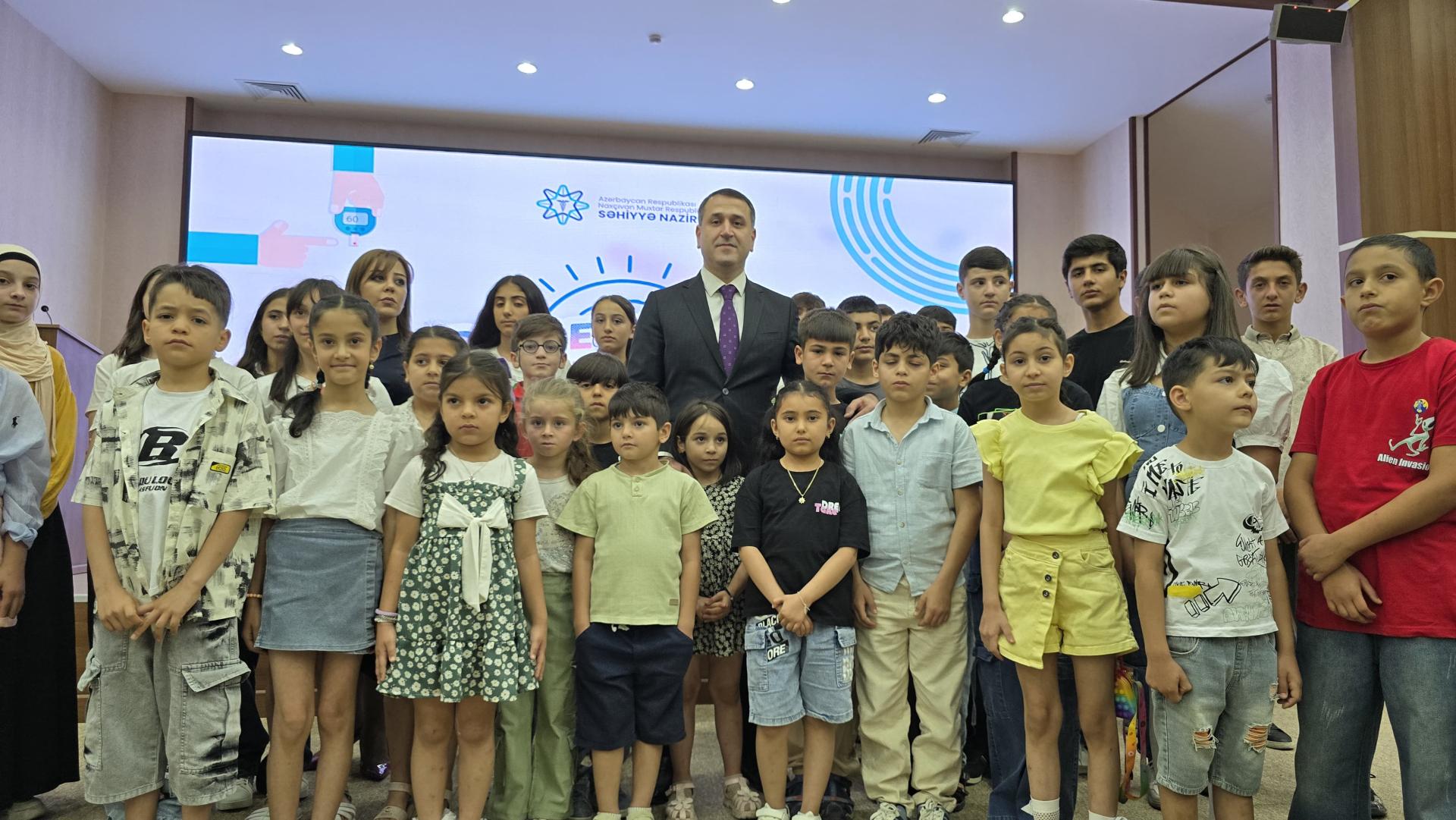 Naxçıvanda şəkərli diabetdən əziyyət çəkən uşaqlara pulsuz müasir qlükoz sensor cihazları təqdim olunub