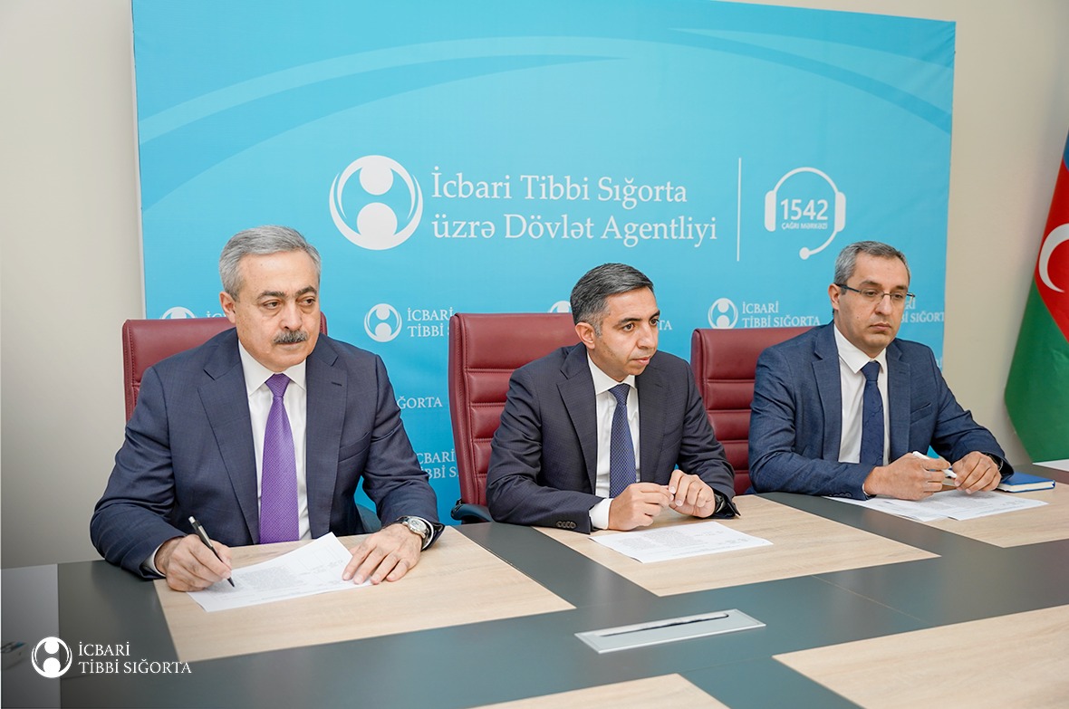 Zaur Əliyev vətəndaşların müraciətlərini dinləyib