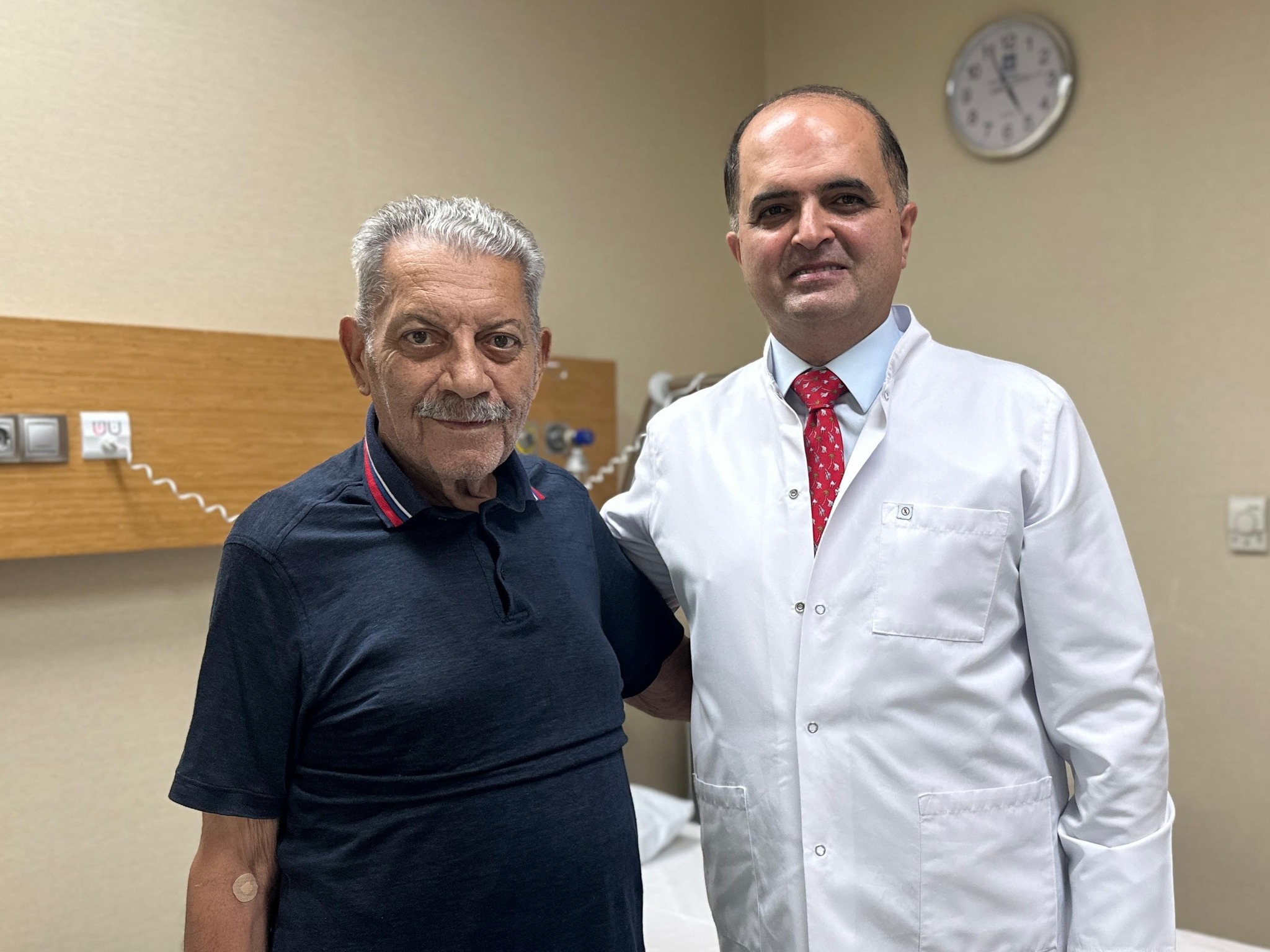 Rəşad Mahmudov Mərkəzi Gömrük Hospitalında müalicə alan Xalq artisti Zaur Rzayevi ziyarət edib  