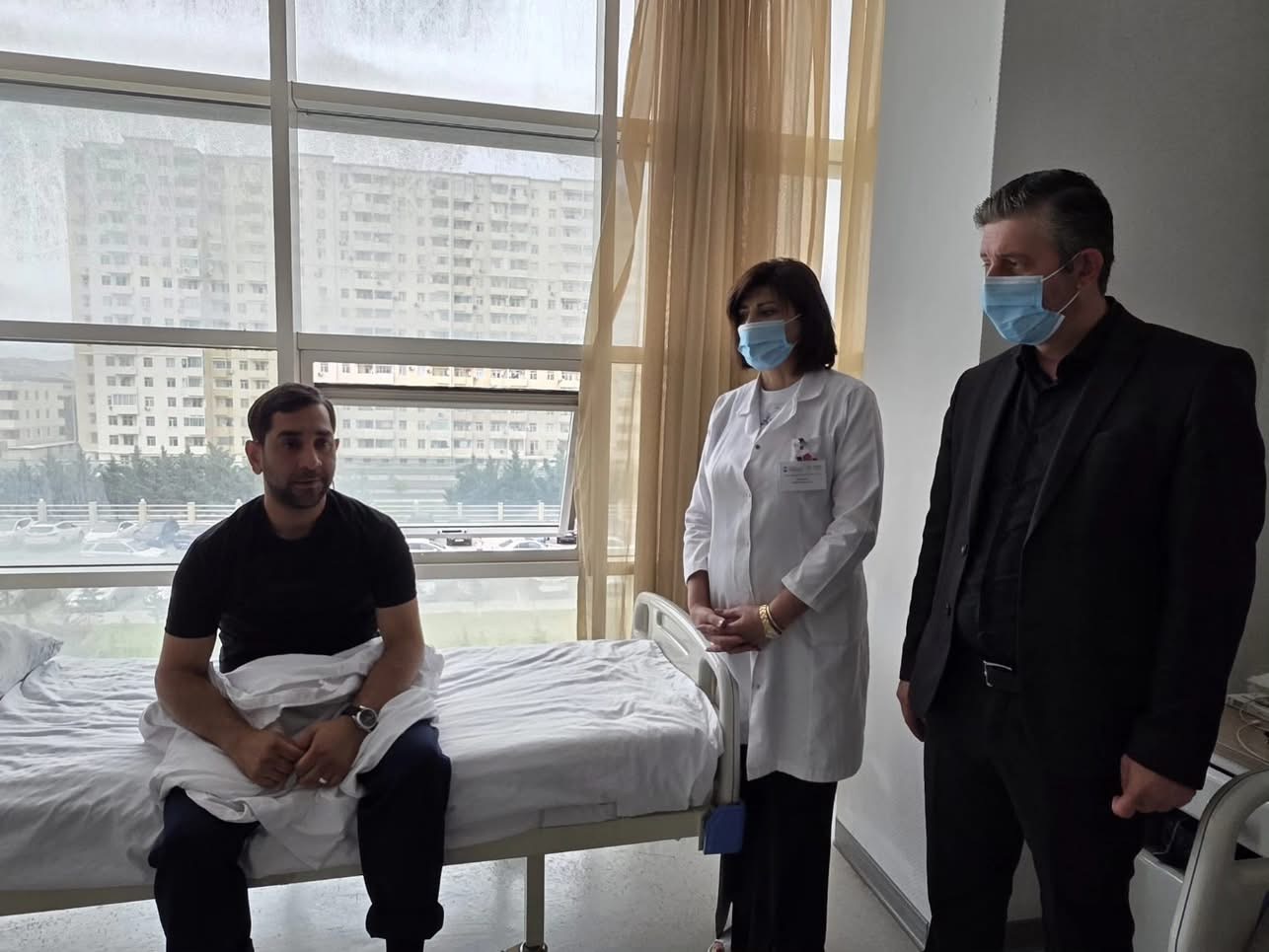 Abşeron RMX-nın direktoru tibb müəssisəsində müalicə alan Vətən müharibəsi qazilərini ziyarət edib