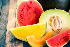 Qarpız və qovun kimi yüksək sulu meyvələr bədənin su balansını qorumağa kömək edir