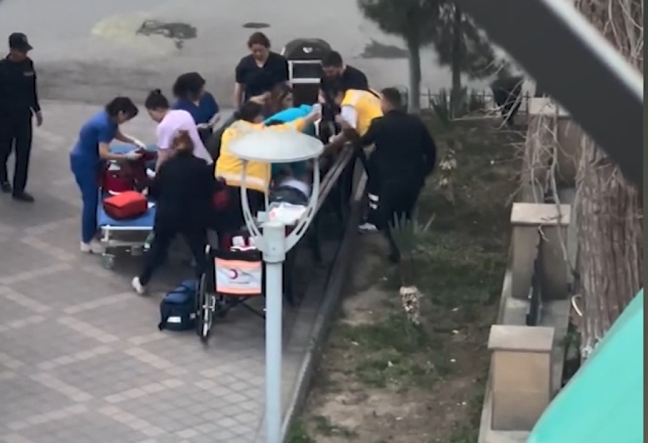 Bakıda ürəyi dayanan xəstəni həkimlər xəstəxananın həyətində həyata qaytarıb