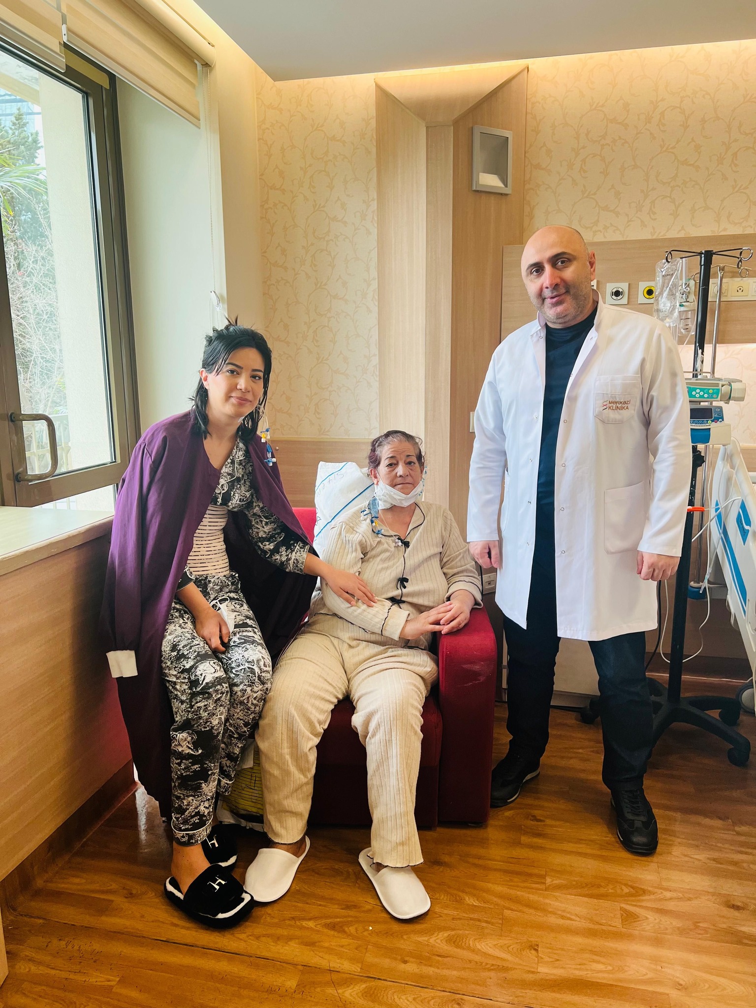 Ana qızının bağışladığı qaraciyərin sağ payı ilə sağlam şəkildə həyata bağlandı - Mərkəzi Klinikada uğurlu əməliyyat