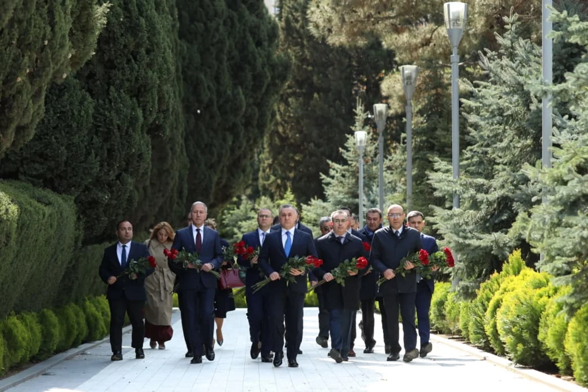 Səhiyyə nazirliyinin rəhbər heyəti Zərifə Əliyevanın məzarını ziyarət edib  