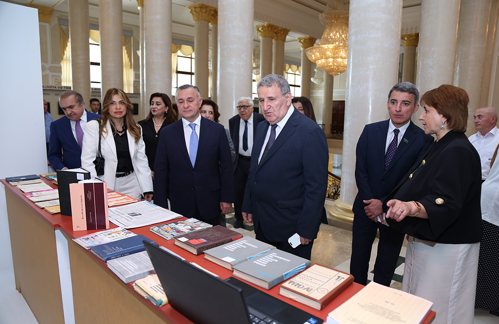 AMEA-da akademik Vəli Axundovun 110 illiyi qeyd edilib