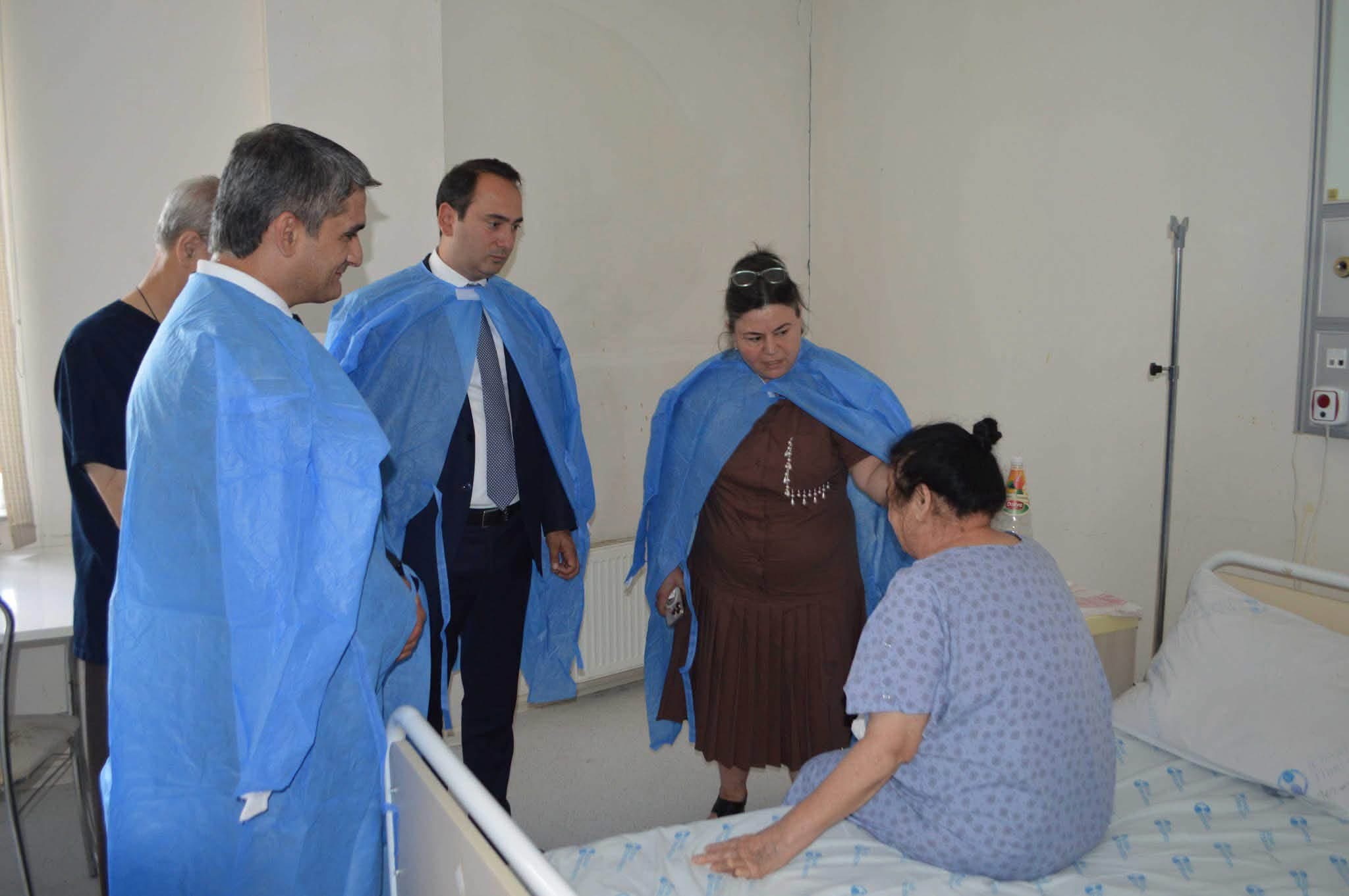 Ağdaş Rayon İcra Hakimiyyətinin başçısı xəstəxanada müalicə alan şəhid anasını və gözdən əlil sakini ziyarət edib
