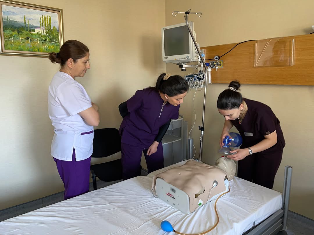 Mərkəzi Gömrük Hospitalında tibb bacıları üçün ürək-ağciyər reanimasiyası üzrə təlimlər təşkil olunur