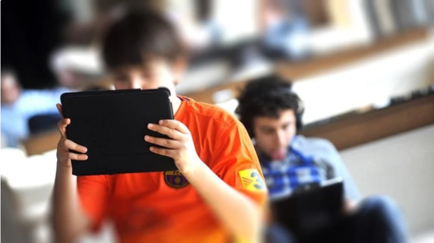 Ekran asılılığına qarşı yeni nəsil telefon təklif edilir - Uşaqlar və yeniyetmələr üçün daha sağlam texnologiya 