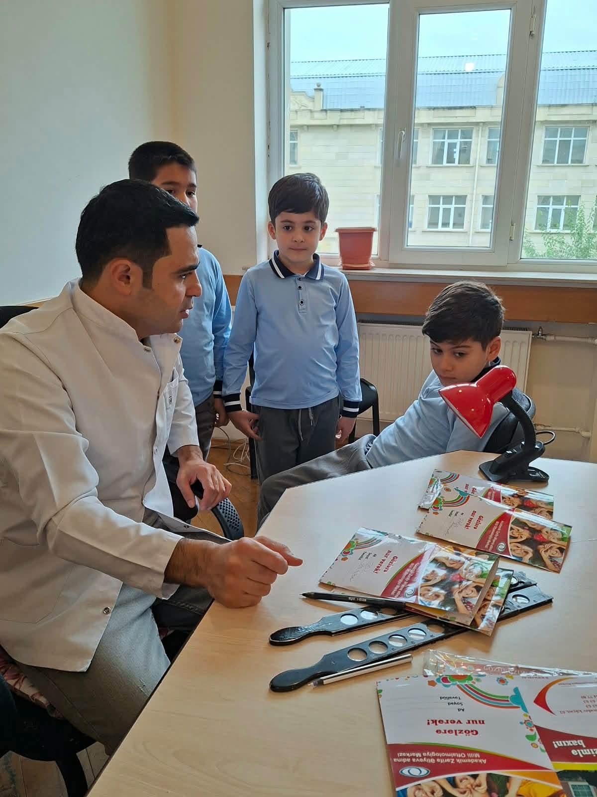 Gəncədə məktəbdə tibbi aksiya: 45 nəfərdə müxtəlif oftalmoloji patologiyalar aşkar edilib